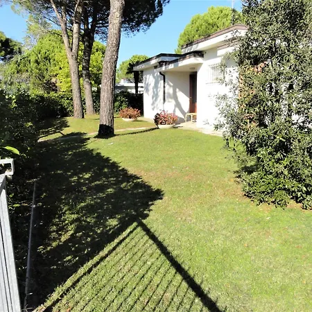Bibione Pineda With Garden And Bbq וילה Lo Stallone